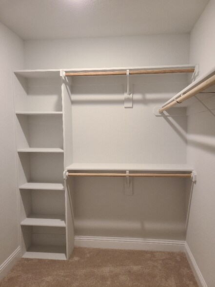 Building Photo - 6820 Meadow Crest Dr