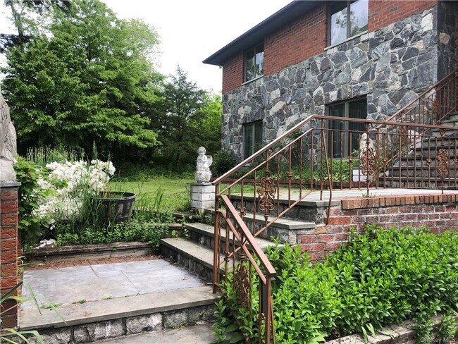 Building Photo - 552 NY-32