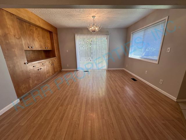 Building Photo - Charming Portland Retreat: 3-Bed, 2-Bath Home with Hardwood Floors & Cozy Fireplace!
