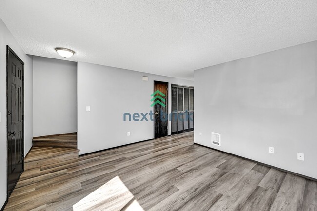 Building Photo - 2 BED & 1.5 BATH DUPLEX FOR RENT