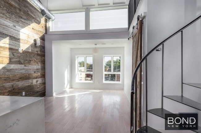 Building Photo - Amazing 2 Bedroom in the Heart of Astoria!