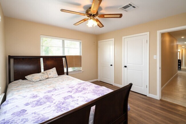 Building Photo - 1424 N Avenue F