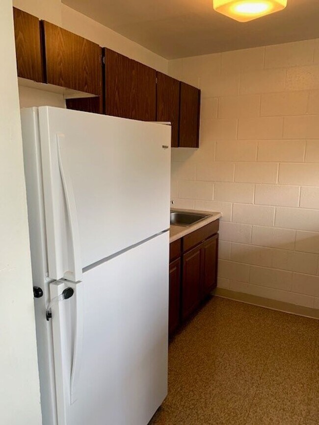 Building Photo - Hokuahi Apts - 2 Bedroom 1 Bath Unit w/ 1 ...