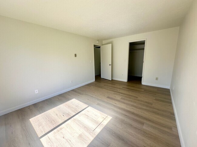 Building Photo - **$500 move in credit. Lake Oswego Refreshed 2nd Story 2 bed/1 bath Condo- W/S/G Included