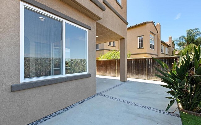 Building Photo - 6313 Avenida De Las Vistas