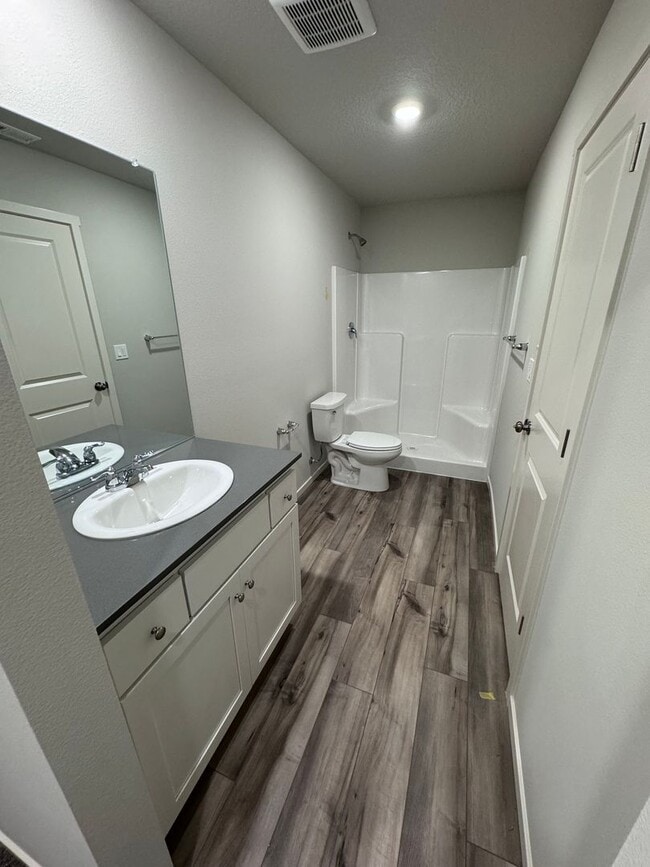 Building Photo - Must See 3 Bedroom with Fenced Yard!