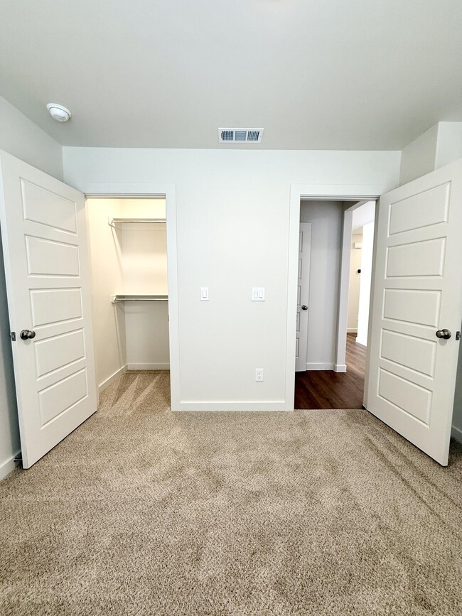 Building Photo - 1615 N Clinton Ave