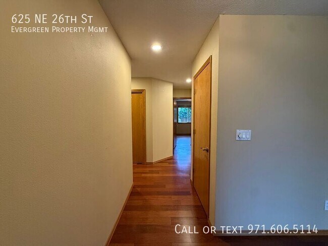 Building Photo - 625 NE 26th St