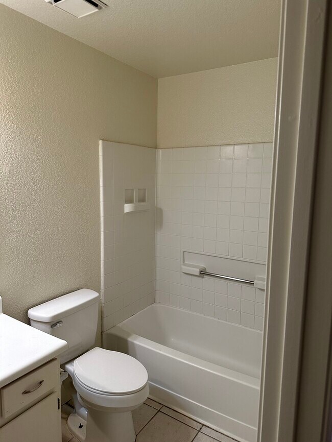 Building Photo - MODESTO 3 BEDROOM 2 BATH HOME
