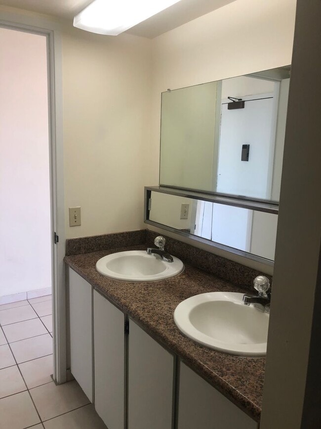 Building Photo - 1/1/2 - Penthouse Unit- Utilities Included - Large Covered Lanai w/Ocean & City Views