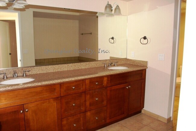 Building Photo - 553 Laguna Dr