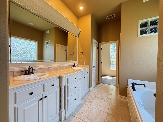 Building Photo - 609 N Tournament Dr