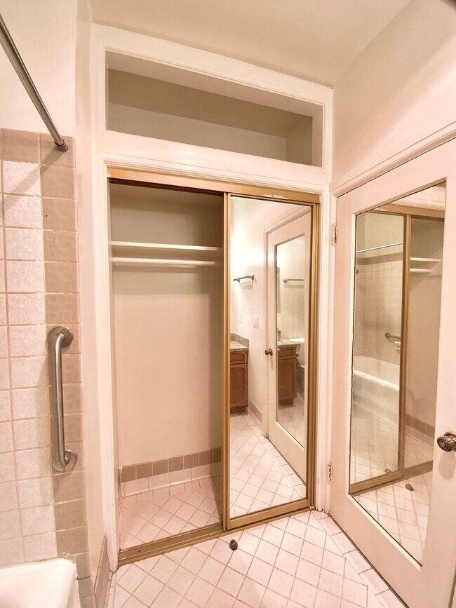 Building Photo - UPDATED 1BR! DISHWASHER! HARDWOOD! Laundry On-Site