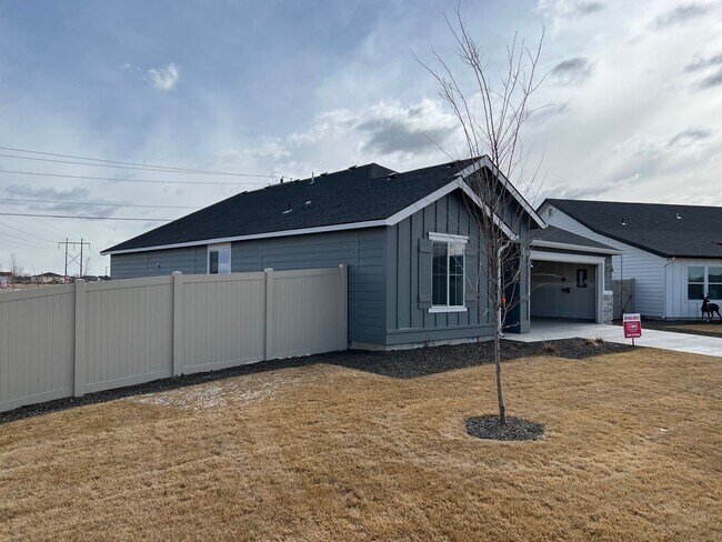 Building Photo - 3 bedroom, 2 bath home on a cul-de-sac