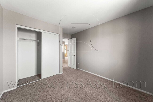 Building Photo - Large 4 Bed/3 Bath Home with an Incredible View!