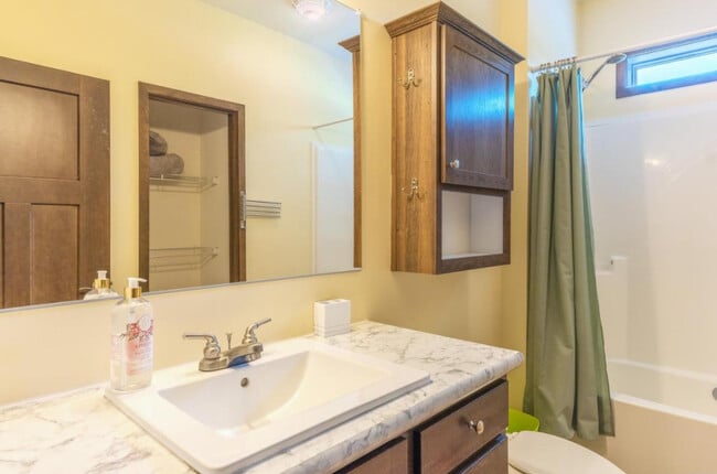 Primary Photo - 497 W Center St