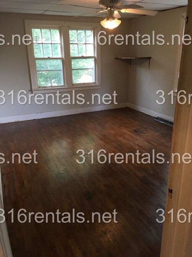 Building Photo - 419 E 6th St