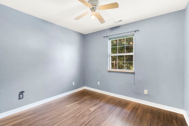 Building Photo - 161 Trent St