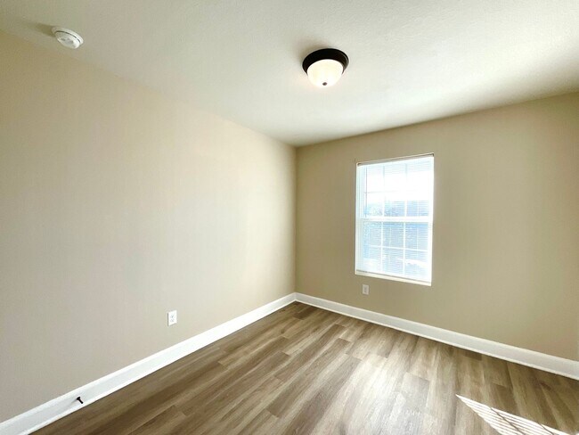 Building Photo - **APPLICATION RECEIVED** Three Bedroom Townhome in Prime Location! Close to New IKEA, I-35, Forum...
