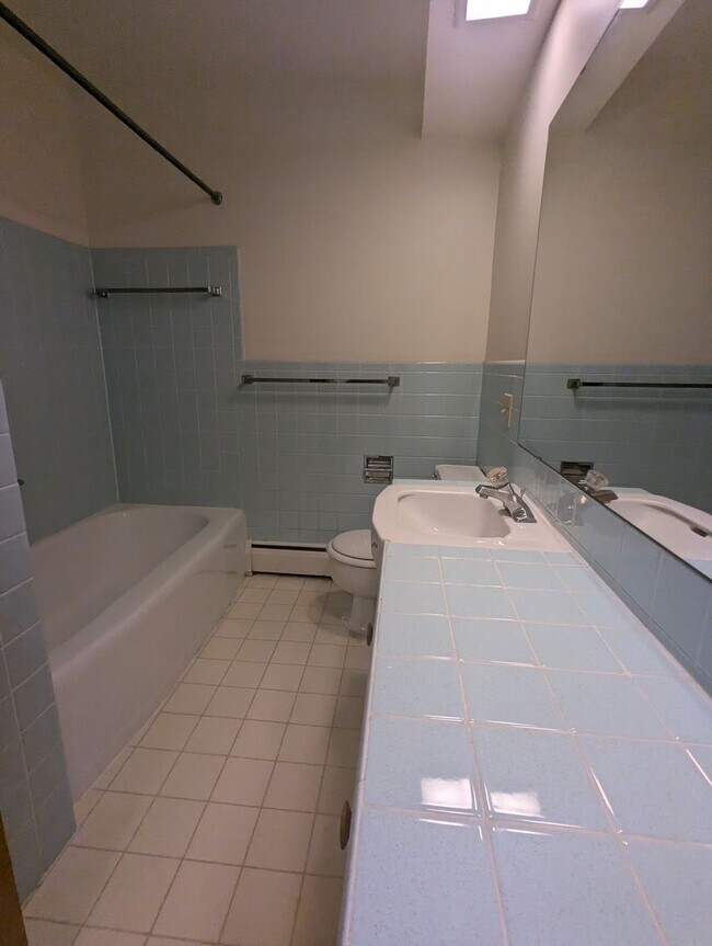 Building Photo - Great Location! 1-bed 1-bath Apartment located in the Vilas Area