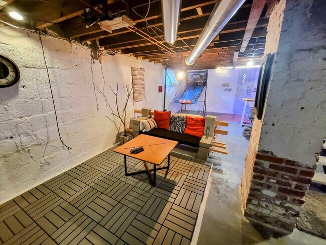 Building Photo - 5830 Holmes St