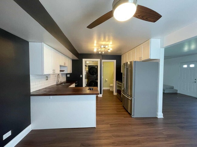 Building Photo - 211 E Oneida Ave