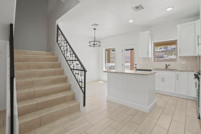Building Photo - 6315 Escondido Dr