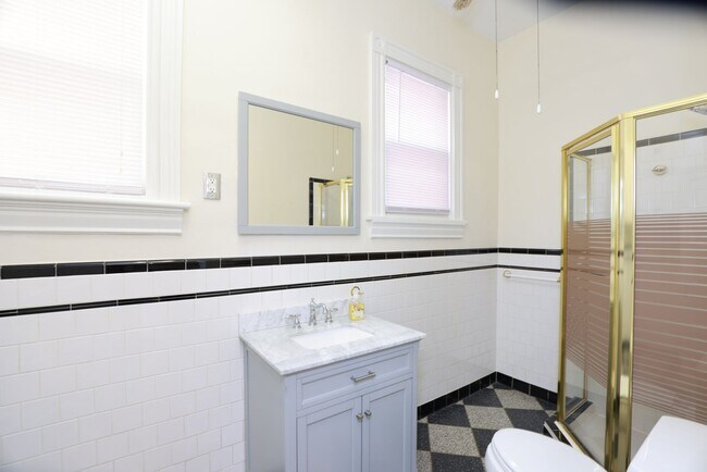 Building Photo - -- AVAILABLE 05/26/2026 -- MUSEUM DISTRICT CHARMER! 2 CAR GARAGE