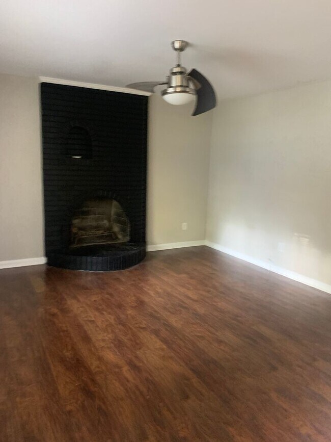 Building Photo - 3 BEDROOM BRICK RANCH WITH FENCED IN BACK ...