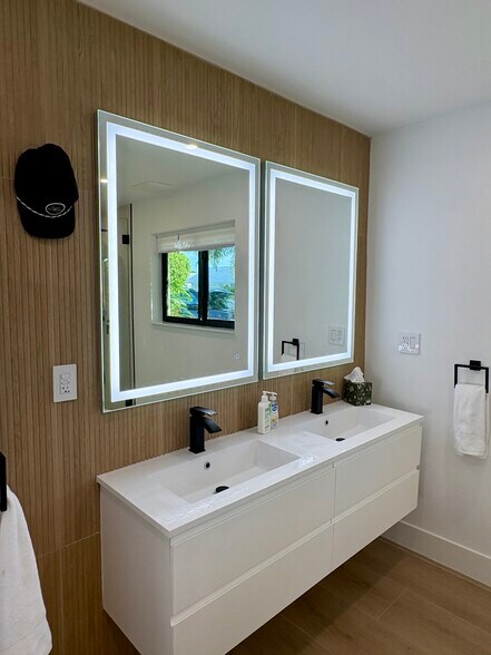 Master bath - 4440 NE 26th Ave