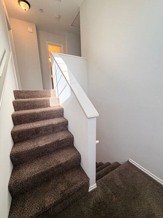 Building Photo - Spacious 3 bedroom w/ attached 2 Car Garage For Rent!