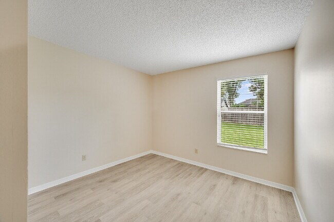 Building Photo - Spacious 3/2 with split plan and large fenced yard!