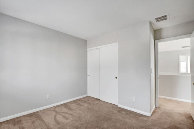 Building Photo - Awesome 3 Bedroom, 2 Story Home in North L...