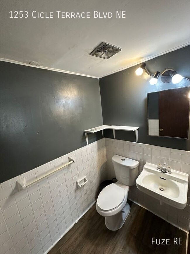 Building Photo - 1253 Circle Terrace Blvd NE