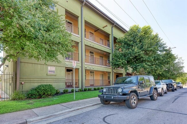 Building Photo - 807 E 14th St