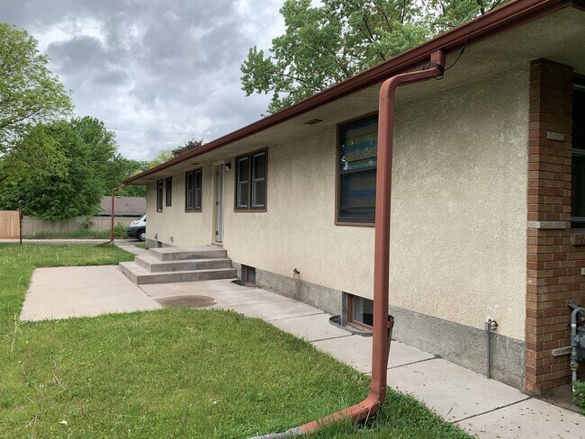 Building Photo - Completely remodeled 3 bedroom duplex in c...