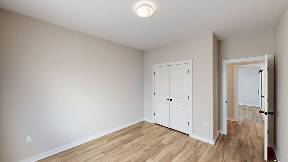 Building Photo - 2126 E Elk Rdg Ave