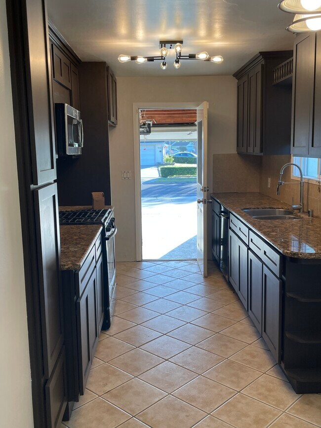 Building Photo - 9315 Via Balboa Cir