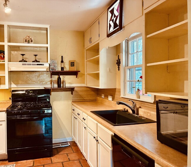 Building Photo - 404 N Jackson St