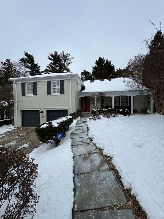 Building Photo - Bethesda/Friendship Heights Four Bedroom I...