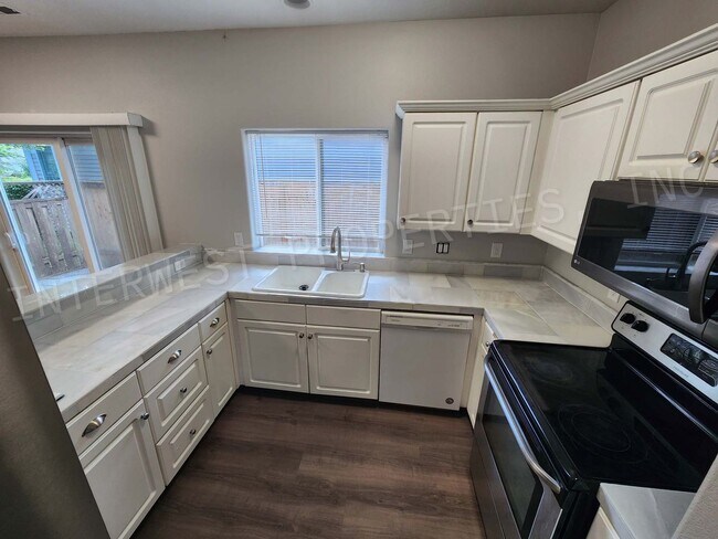 Building Photo - *1ST MONTH'S FREE RENT PROMO* Super Cute 3...