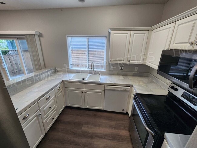 Building Photo - Super Cute 3+ Bd 2ba Ranch Style Home With...