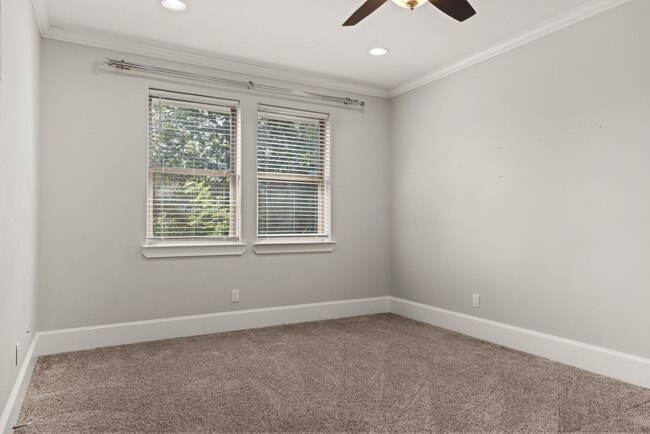 Building Photo - 8550 Ridgepoint Dr