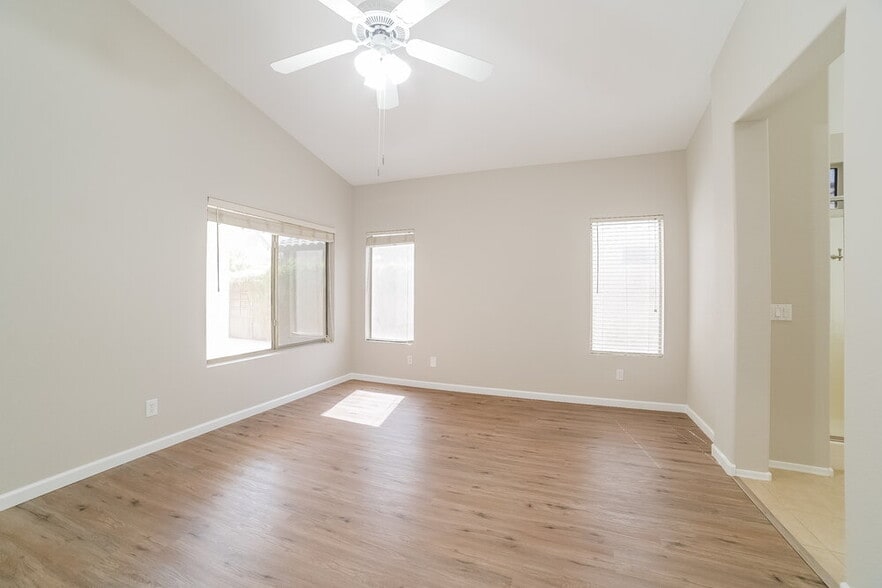 Building Photo - 3556 W Warren Ln