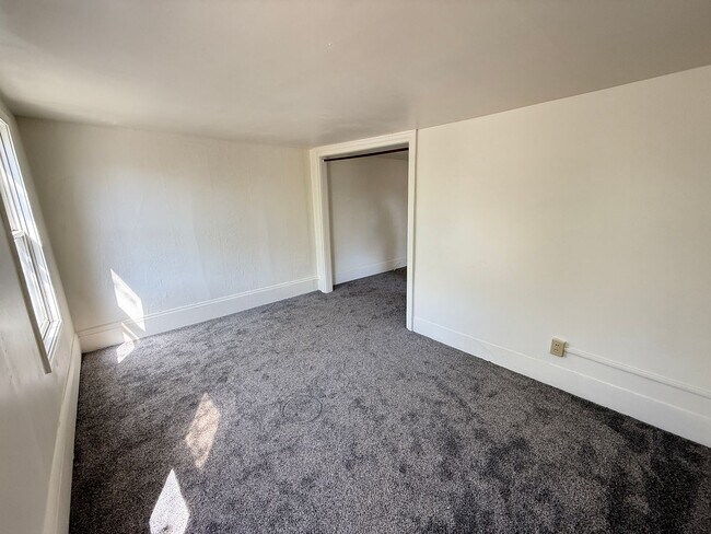 Building Photo - Freshly Renovated 1-Bedroom-Convenient Loc...