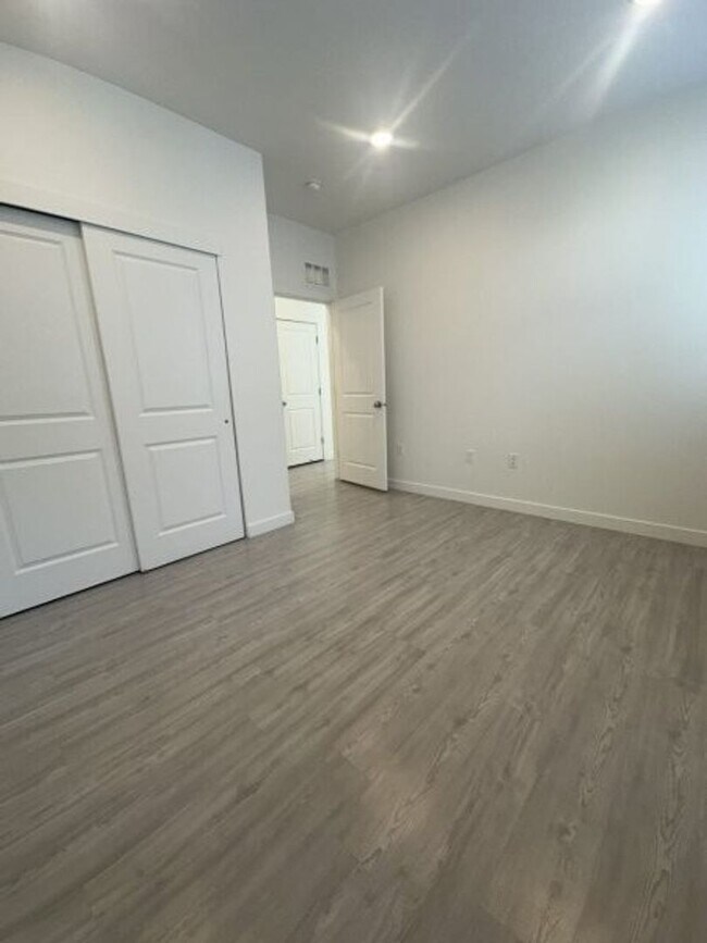 Building Photo - 572 E 3860 S