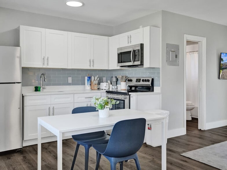 Building Photo - 3204 NE 9th St