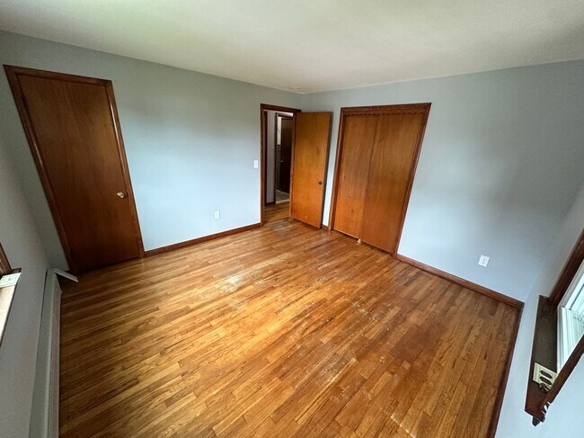 Building Photo - 320 Barclay Ave