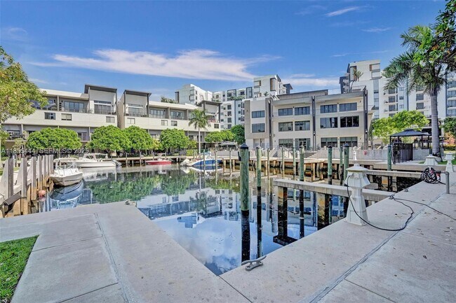 Building Photo - 516 SE 1st Cir