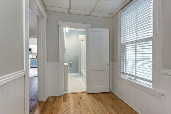 Building Photo - Renovated Two Bedroom Aprtment